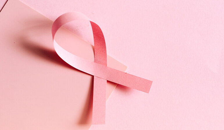Outubro Rosa: 4 direitos previdenciários para mulheres em tratamento de câncer