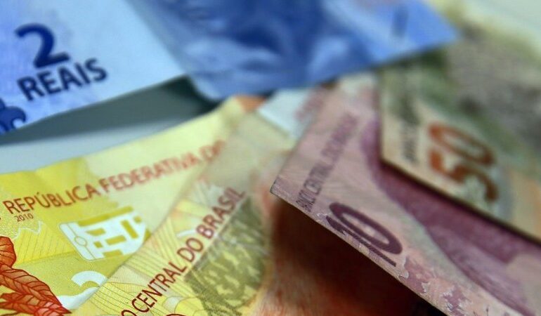Salário mínimo 2023: governo pretende manter valor de R$ 1.302 e desistir do aumento